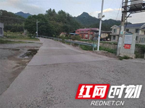 慈利县零阳街道两溪村：旧路换“新颜” 共建幸福村  第1张