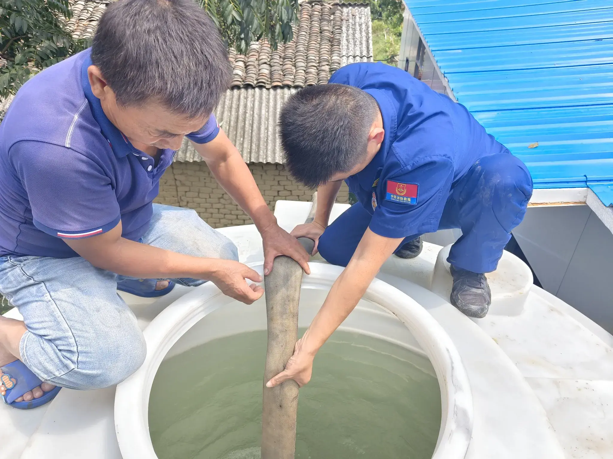 湖北阳新：高温天养殖场用水告急 消防送水10吨为鸡“续命”