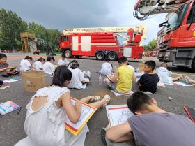 临沂罗庄：“小画家”走进消防站 “零距离”体验消防生活  第1张