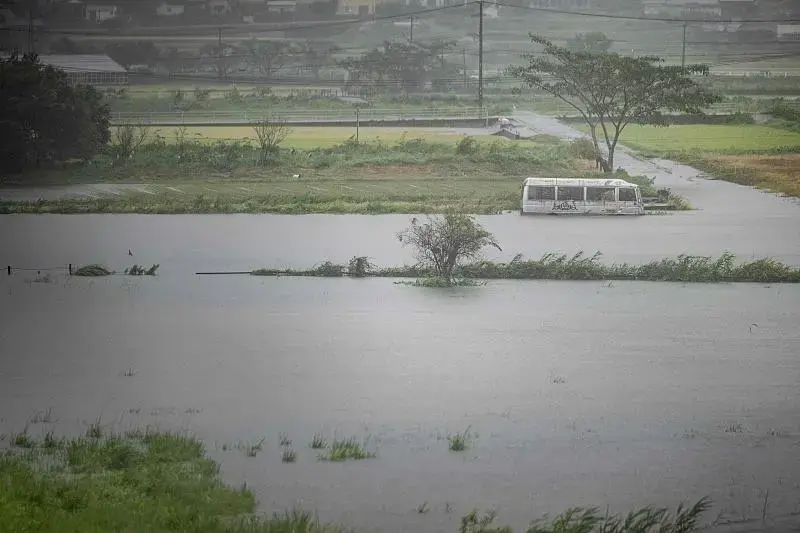 日本6人死亡、超120人受伤，大量店铺关闭、航班取消  第3张