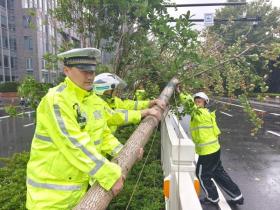 “贝碧嘉”直击上海 狂风暴雨下普陀警方坚守岗位共筑“结界”