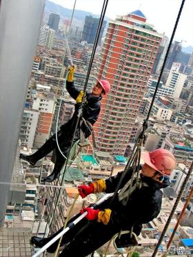 冲动是魔鬼！女子在12楼外墙工作，惨遭老太割绳子，警方已立案